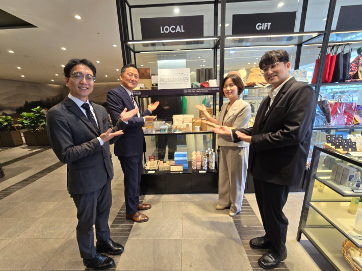 경주시가 켄싱턴리조트 경주와 지역 청년 작가들의 판로 확대와 창작 활동 지원을 위한 업무협약을 체결한 뒤 '케니몰'에서 기념사진을 촬영하고 있다. 경주시 제공