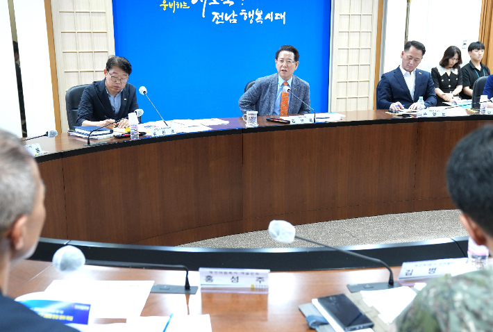 김영록 전라남도지사가 28일 도청에서 '2025 명량대첩축제 추진상황 보고회'를 주재하고 있다. 전라남도 제공  