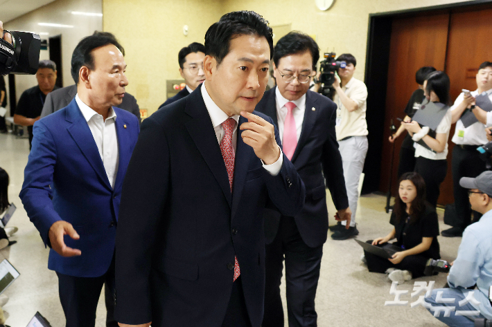 국민의힘 장동혁 대표와 송언석 원내대표, 박덕흠 의원이 28일 서울 여의도 국회에서 열린 당대표 및 중진의원 회의에 참석하고 있다. 윤창원 기자