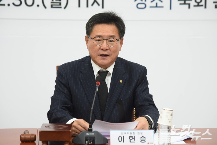 국민의힘 이헌승 의원이 28일 열린 국민의힘 당대표 및 중진의원 회의에서 "해수부 이전에 반대한다면 부산 민심이 가만있지 않을 것"이라며 장동혁 대표를 사실상 압박했다. 윤창원 기자