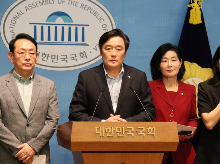 정동만 부산시당위원장이 장동혁 신임 당대표에게 해수부 부산이전에 대해 힘을 싣어줄 것을 강력히 요구했다. 국민의힘 제공