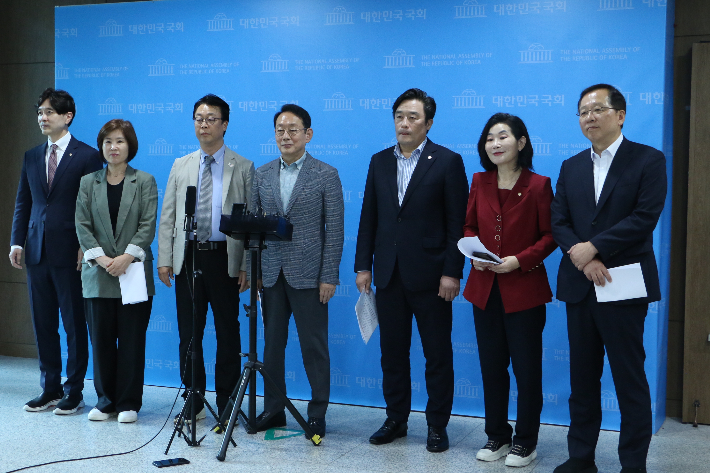 부산 국민의힘 의원들. 왼쪽부터 박성훈, 김미애, 곽규택, 김도읍, 정동만, 김희정, 조승환 의원. 국민의힘 제공