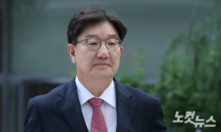 통일교로부터 불법 정치자금을 수수한 의혹을 받는 권성동 국민의힘 의원이 27일 오전 서울 종로구 KT광화문빌딩에 마련된 김건희 특검팀(특별검사 민중기) 사무실에 피의자 신분으로 조사를 받기 위해 출석하고 있다. 류영주 기자