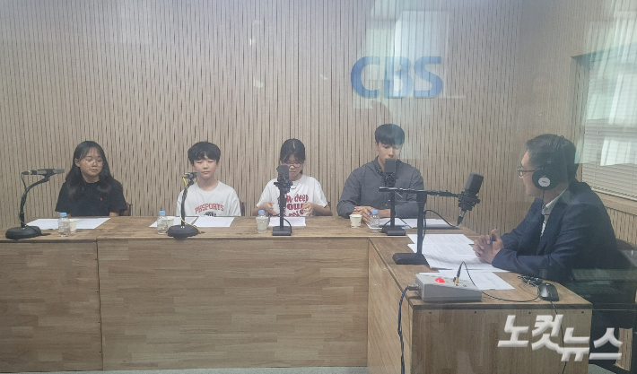 왼쪽부터 옥동초 송서아 학생, 상신초 김민균 학생, 상신초 최은채 학생, 상신초 김재우 교사, 김종현 앵커. 충북CBS 