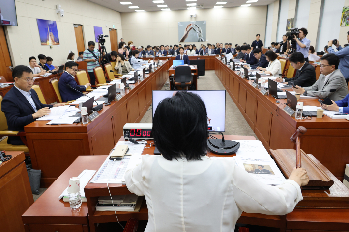 26일 서울 여의도 국회에서 열린 과학기술정보방송통신위원회 전체회의에서 최민희 위원장이 의사봉을 두드리고 있다. 연합뉴스