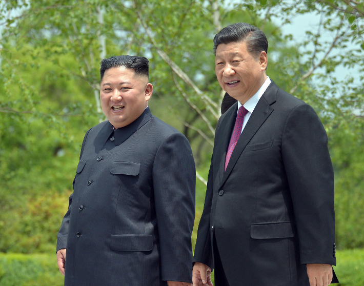 시진핑(習近平) 중국 국가주석이 지난 2019년 6월 북한을 방문해 김정은 국무위원장과 평양 금수산영빈관에서 산책을 하고 있다. 연합뉴스