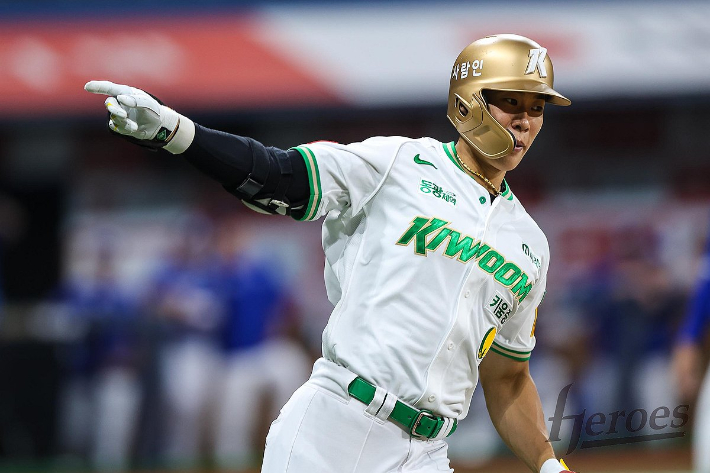 한화 폰세를 상대로 홈런을 뽑아낸 키움 송성문. 키움 히어로즈