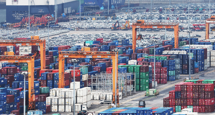 사진은 26일 경기도 평택항에 컨테이너가 쌓여 있는 모습. 연합뉴스