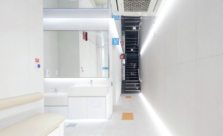 유니버셜디자인이 적용된 광장시장 공중화장실. 서울디재인재단 제공