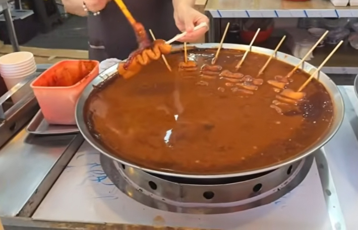 부산 기장군 해동용궁사 인근에서 판매 중인 개당 3천원 어묵. 유튜브 캡처