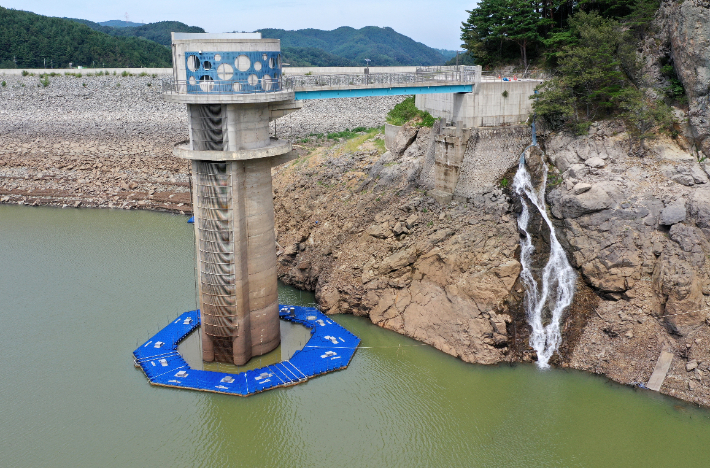 강릉지역의 주 상수원인 오봉저수지로 물을 공급하고 있는 모습. 연합뉴스