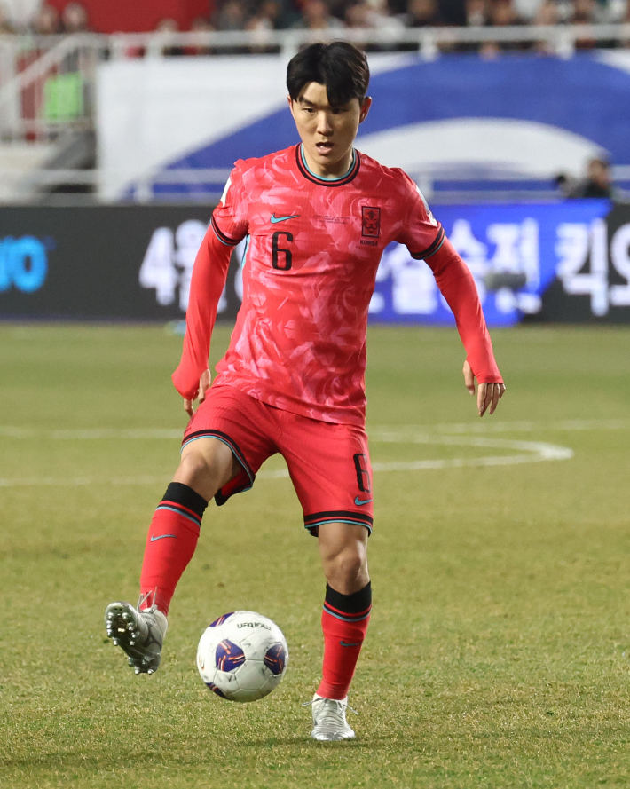 지난 3월 25일 경기도 수원시 수원월드컵경기장에서 열린 2026 북중미 월드컵 아시아 3차 예선 B조 8차전 대한민국과 요르단의 경기. 황인범이 패스할 곳을 찾고 있다. 연합뉴스