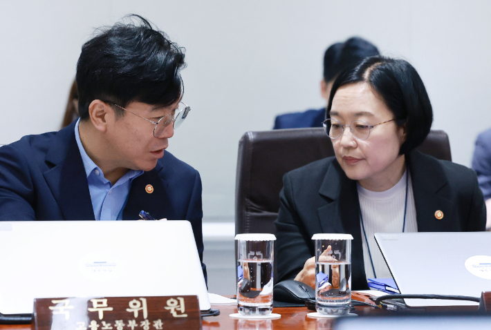 김영훈 고용노동부 장관(왼쪽)과 한성숙 중소벤처기업부 장관이 29일 서울 용산 대통령실 청사에서 이재명 대통령 주재로 열린 임시 국무회의에 참석해 논의하고 있다. 연합뉴스