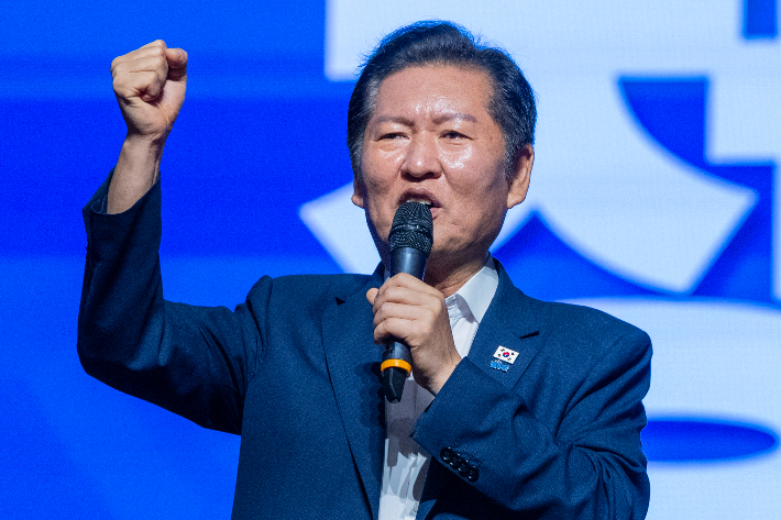 더불어민주당 정청래 대표가 29일 인천시 중구 파라다이스시티 컨벤션에서 열린 2025 정기국회 더불어민주당 의원단 워크숍에서 연설하며 구호를 외치고 있다. 연합뉴스