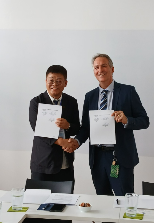 사진 왼쪽부터 안현실 UNIST 연구부총장, 피터 에르틀 빈 공대 부총장. UNIST 제공