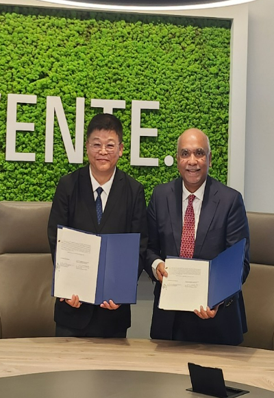 사진 왼쪽부터 안현실 UNIST 연구부총장과 비노드 수브라마니암 트벤테대학교 총장. UNIST 제공