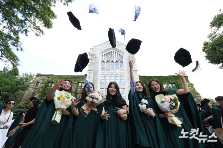29일 서울 서대문구 이화여자대학교에서 열린 2024학년도 후기 학위수여식에서 졸업생들이 기념촬영을 하고 있다.
