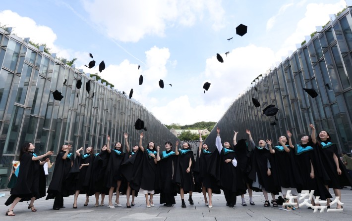 29일 서울 서대문구 이화여자대학교에서 열린 2024학년도 후기 학위수여식에서 졸업생들이 기념촬영을 하고 있다.