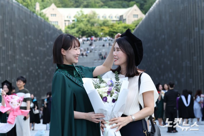 29일 서울 서대문구 이화여자대학교에서 열린 2024학년도 후기 학위수여식에서 졸업생들이 기념촬영을 하고 있다.