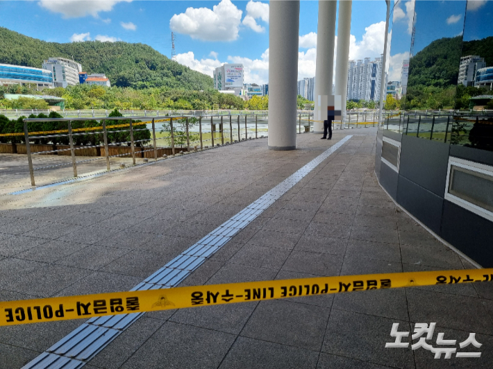 29일 오전 9시 58분께 전남 무안 남악신도시에 있는 전남도청사 및 도의회 청사 옆에 있는 남악 저수지에서 도청 공무원인 30대 남성 A 씨가 물에 빠져 숨진 채 발견된 가운데 사고 현장에 폴리스 라인과 함께 청사 관리인이 출입을 통제하고 있다. 김형로 기자