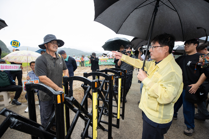 김성환 환경부 장관이 26일 경북 김천시 소재 감천댐 후보지를 방문하여 현장을 점검하고 지자체, 시민단체, 지역주민의 의견을 청취하고 있다. 환경부 제공