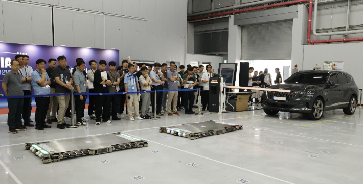 현대위아가 28일 경기도 의왕시 현대위아 의왕연구소에서 선보인 '주차로봇 시연' 모습. 이날 시연회에는 대규모 주차장 운영사와 건설사, 주차운영 설비사, 건축주, 건물관리사 등 약 300여명의 잠재 고객이 참석했다. 현대위아 제공