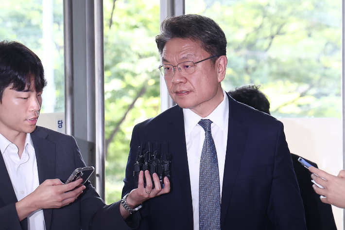 이시원 전 대통령실 공직기강비서관이 피의자 조사를 받기 위해 29일 서울 서초구 순직해병특별검사팀으로 출석하며 취재진 질문에 답하고 있다. 연합뉴스