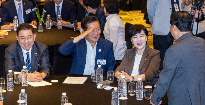 더불어민주당 정청래 대표가 29일 인천시 중구 파라다이스시티 컨벤션에서 열린 2025 정기국회 더불어민주당 의원단 워크숍에서 김병기 최고위원이 거수 경례로 아침 인사를 하자 거수 경례로 답하고 있다. 연합뉴스