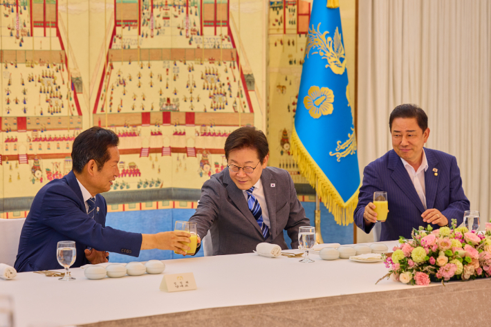 이재명 대통령이 지난 20일 서울 한남동 관저에서 더불어민주당 정청래 대표, 김병기 원내대표 등 지도부와 만찬을 하고 있다. 대통령실 제공