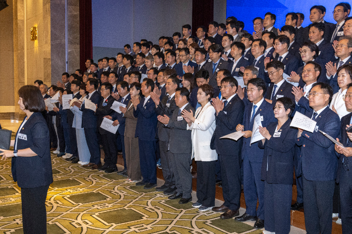 더불어민주당 정청래 대표와 김병기 원내대표를 비롯한 소속 의원들이 29일 인천시 중구 파라다이스시티 컨벤션에서 열린 2025 정기국회 더불어민주당 의원단 워크숍에서 결의문을 채택한 뒤 박수를 치고 있다. 연합뉴스