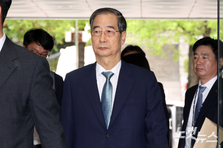 윤석열 전 대통령의 내란 행위 방조 혐의를 받는 한덕수 전 국무총리가 27일 오후 서울 서초구 서울중앙지방법원에서 열린 구속 전 피의자 심문(영장실질심사)에 출석하고 있다. 황진환 기자