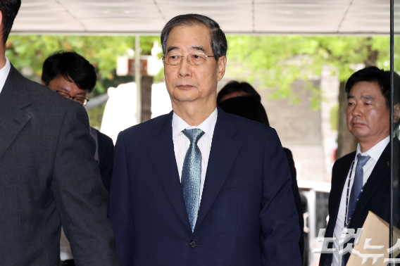 윤석열 전 대통령의 내란 행위 방조 혐의를 받는 한덕수 전 국무총리가 27일 오후 서울 서초구 서울중앙지방법원에서 열린 구속 전 피의자 심문(영장실질심사)에 출석하고 있다. 황진환 기자