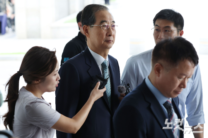 12·3 비상계엄 사태에 가담·방조한 혐의를 받는 한덕수 전 국무총리가 22일 오전 서울 서초구 서울고등검찰청에 마련된 조은석 내란특별검사팀에 피의자 신분으로 출석하고 있다. 류영주 기자