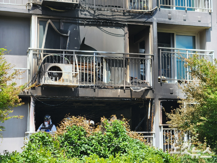 지난달 13일 부산 북구의 한 아파트에서 불이 나 80대 어머니와 50대 아들 모자가 숨졌다. 정혜린 기자