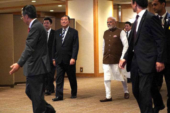 인도의 나렌드라 모디 총리(오른쪽)와 일본 이시바 시게루 총리(가운데)가 29일 도쿄에서 열린 일본-인도 경제 포럼에 참석하고 있다. 연합뉴스