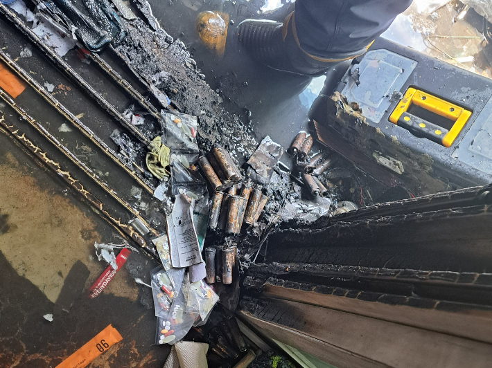 지난 20일 보조배터리로 인한 화재가 발생한 부산 사상구의 한 아파트에서 불에 탄 배터리 잔해물이 발견됐다. 부산소방재난본부 제공