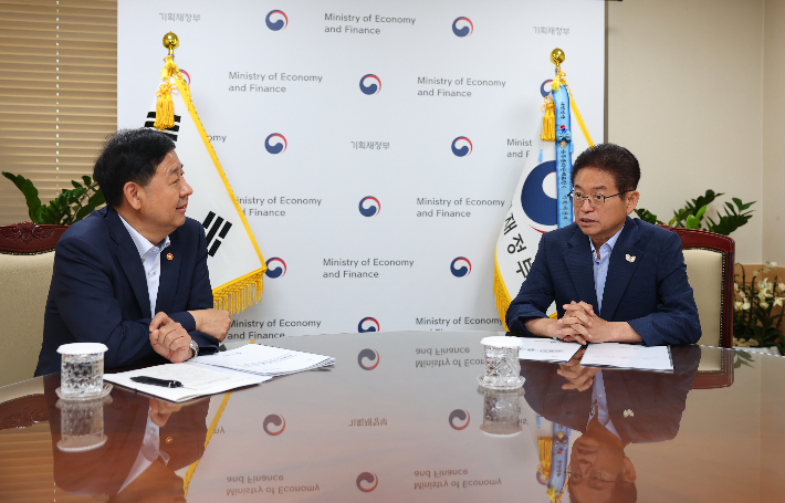 지난 7일 이철우(오른쪽) 경북지사가 구윤철 경제부총리를 만나 국비 사업 지원을 요청하고 있다. 경북도 제공