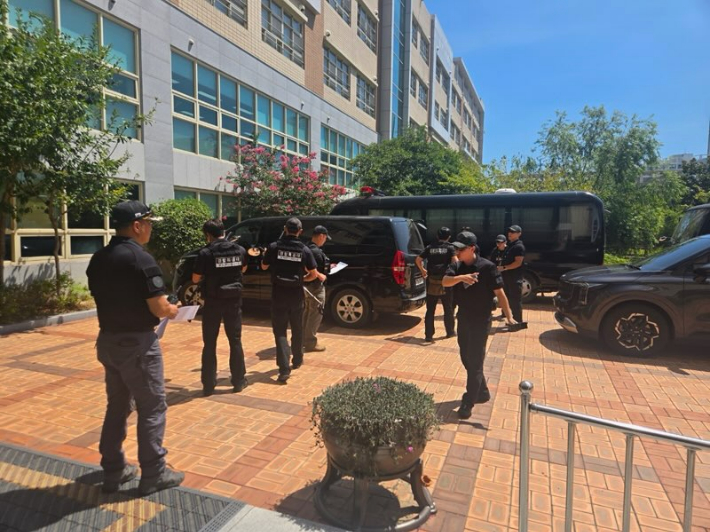 29일 부산 동구의 한 고등학교에 폭발물 설치 협박 팩스가 접수돼 경찰이 수색작업을 벌이고 있다. 부산경찰청 제공