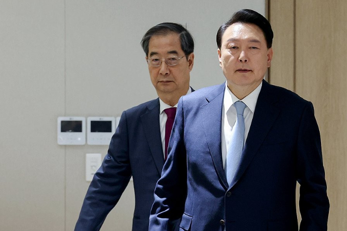 2024년 4월 16일 윤석열 전 대통령과 한덕수 당시 국무총리가 서울 용산 대통령실 청사에서 열린 국무회의에 입장하고 있다. 연합뉴스