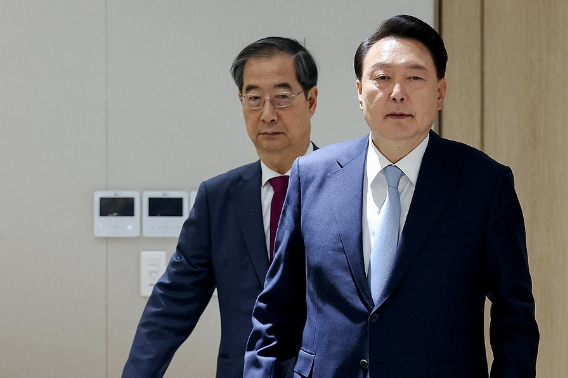 2024년 4월 16일 윤석열 전 대통령과 한덕수 당시 국무총리가 서울 용산 대통령실 청사에서 열린 국무회의에 입장하고 있다. 연합뉴스