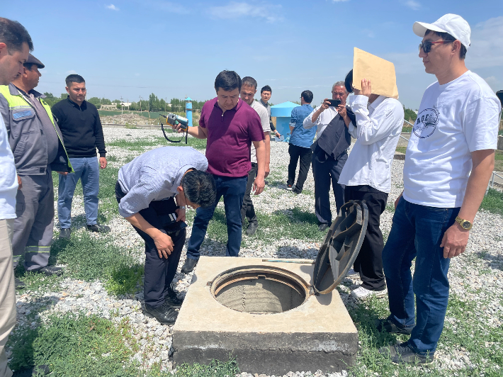 한국수자원공사 관계자가 우즈베키스탄 부하라주 알랏-카라쿨 지역에서 현지의 상수도 가압장과 배수지 탱크 시설을 둘러보고 있다. 수자원공사 제공