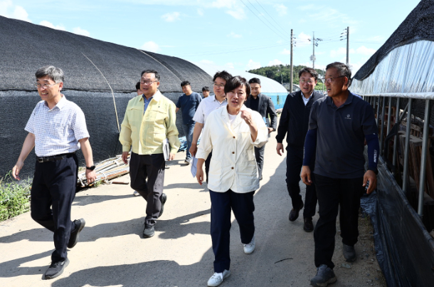 송미령 농식품부 장관은 8월 29일 오후 충남 부여군 규암면 일대 집중호우 피해지역을 다시 찾아 피해 복구 상황 및 영농  재개 상황을 점검했다. 농식품부 제공