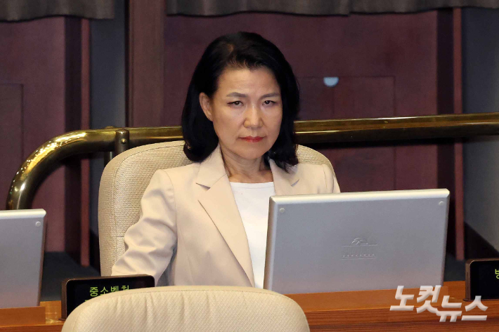 이진숙 방송통신위원장이 5일 국회 본회의에서 '방송3법(방송법·방송문화진흥회법·한국교육방송공사법 개정안)' 상정과 관련한 더불어민주당 노종면 의원의 무제한토론(필리버스터)을 듣고 있다. 박종민 기자