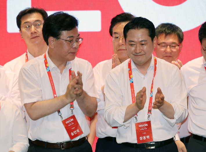 29일 인천국제공항공사 항공교육원에서 열린 2025 국민의힘 국회의원 연찬회에서 장동혁 대표, 송언석 원내대표 등 의원들이 결의문을 발표한 뒤 박수치고 있다. 연합뉴스