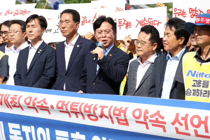 29일 경북 구미시 한국옵티칼하이테크 공장 지붕에서 고공농성을 이어온 박정혜 금속노조 한국옵티칼하이테크지회 수석부지회장이 땅으로 내려오기에 앞서 열린 현장 기자회견에서 김영훈 고용노동부 장관이 발언하고 있다. 연합뉴스