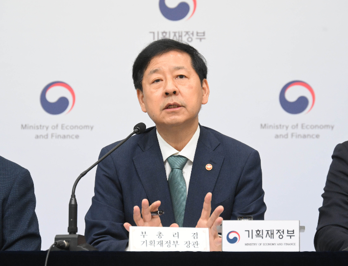 구윤철 경제부총리 겸 기획재정부 장관이 8월 28일 정부세종청사에서 '2026년 예산안 및 '25~'29년 국가재정운용계획' 상세브리핑에서 발표문을 낭독하고 있다. 기획재정부 제공