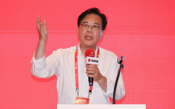 국민의힘 송언석 원내대표가 지난 28일 인천국제공항공사 항공교육원에서 열린 2025 국민의힘 국회의원 연찬회에서 개회사를 하고 있다. 연합뉴스