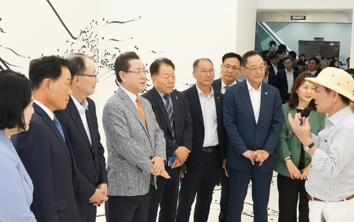 '2025 전남국제수묵비엔날레' 개막식이 29일 오후 목포문화예술회관에서 열린 가운데 김영록 전라남도지사가 주요 내빈들과 전시관 작품을 관람하고 있다. 전라남도 제공