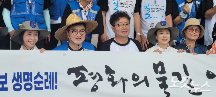 우원식 의장과 염태영 의원이 단원들과 기념사진을 촬영하고 있다. 박창주 기자