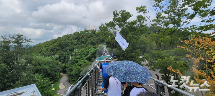 순례단원들이 애기봉 전망대로 이어진 구름다리를 건너고 있는 모습. 박창주 기자